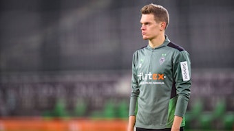 Verteidiger Matthias Ginter steht noch bis 30. Juni 2022 bei Fußball-Bundesligist Borussia Mönchengladbach unter Vertrag. Auf diesem Foto ist der Nationalspieler am 15. Januar im Borussia-Park zu sehen. Ginter blickt nachdenklich auf das Spielfeld.