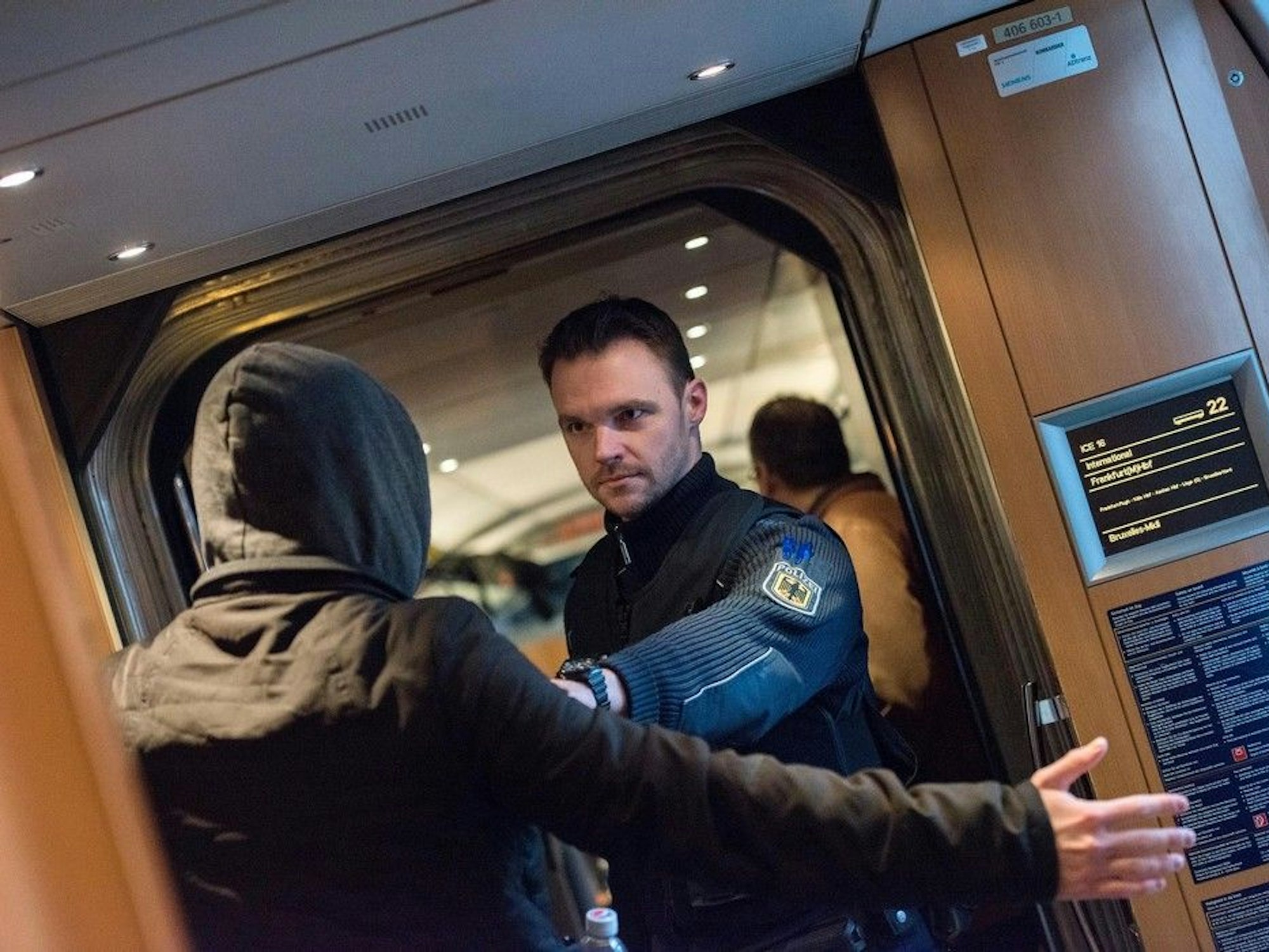 Bundespolizist weist in Bahn Fahrgast zurecht.