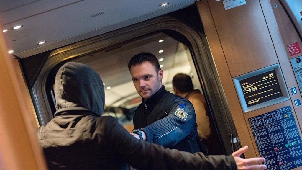 Bundespolizist weist in Bahn Fahrgast zurecht.