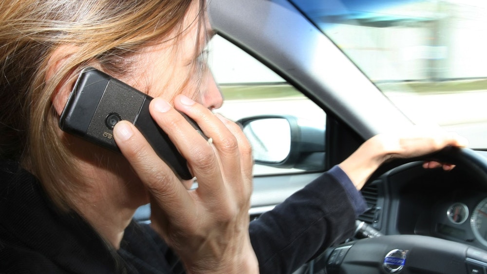 Eine Autofahrerin telefoniert am Steuer ihres Autos. Das Bild wurde am 24. April 2012 aufgenommen.