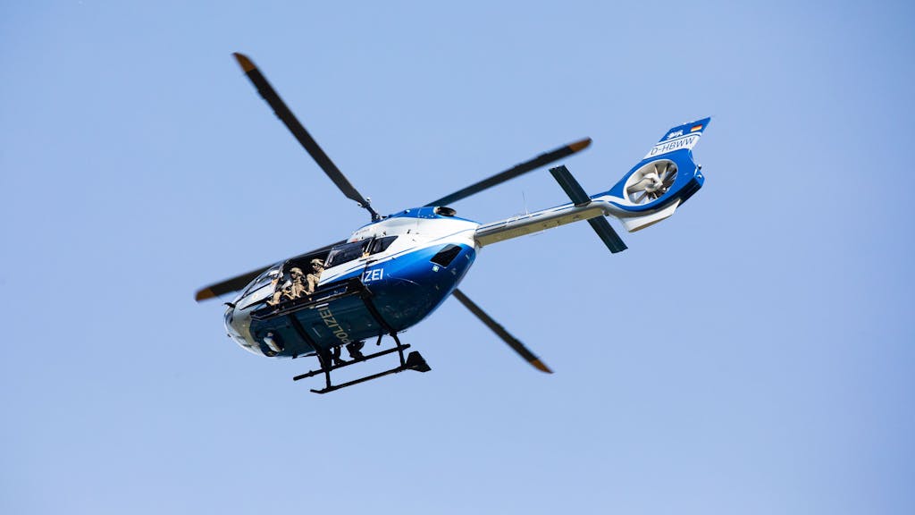 Ein Hubschrauber der Polizei startet zur weiteren Suche in der Nähe von Oppenau von einem Sportplatz.