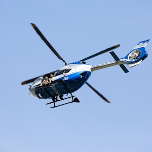 Ein Hubschrauber der Polizei startet zur weiteren Suche in der Nähe von Oppenau von einem Sportplatz.