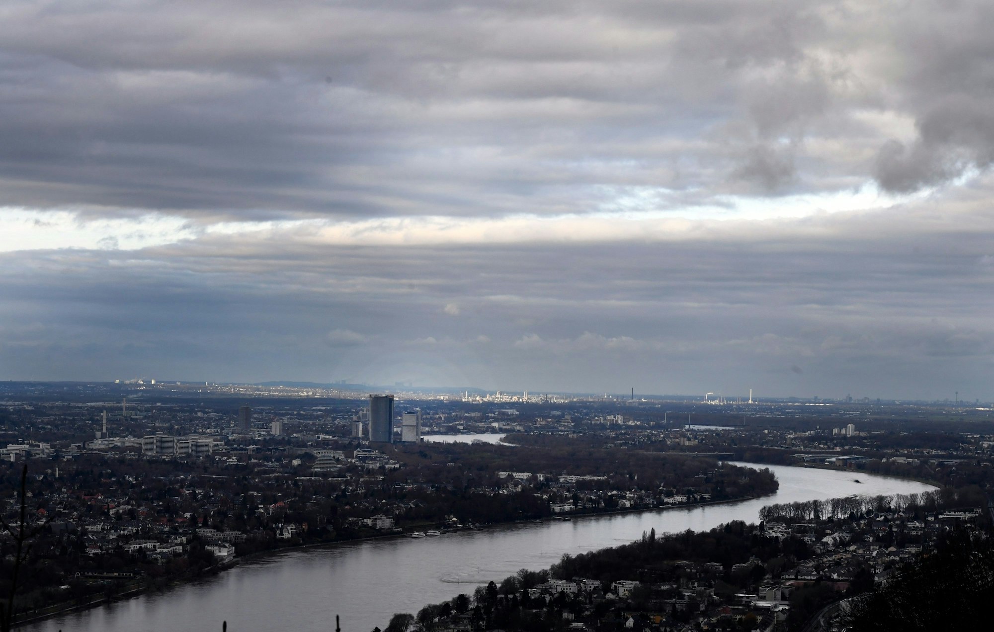 Der Rhein in Bonn, im Hintergrund Köln in der Sonne.