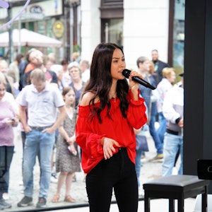 Das Foto zeigt DSDS-Kandidatin Melissa während ihres Auftritts beim Casting, wie sie mit einem Mikrofon in der Hand performt