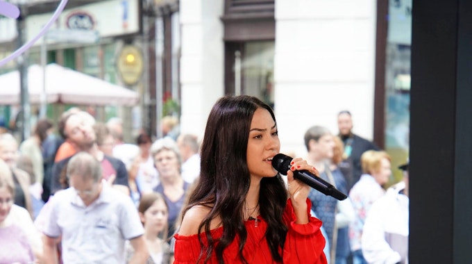 Das Foto zeigt DSDS-Kandidatin Melissa während ihres Auftritts beim Casting, wie sie mit einem Mikrofon in der Hand performt