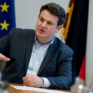 Hubertus Heil (SPD), Bundesminister für Arbeit und Soziales, spricht im Bundesministerium für Arbeit und Soziales (BMAS). Symbolbild vom 6. Januar 2022.