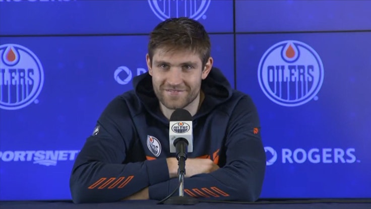 Leon Draisaitl sitzt bei einer Pressekonferenz der Edmonton Oilers.
