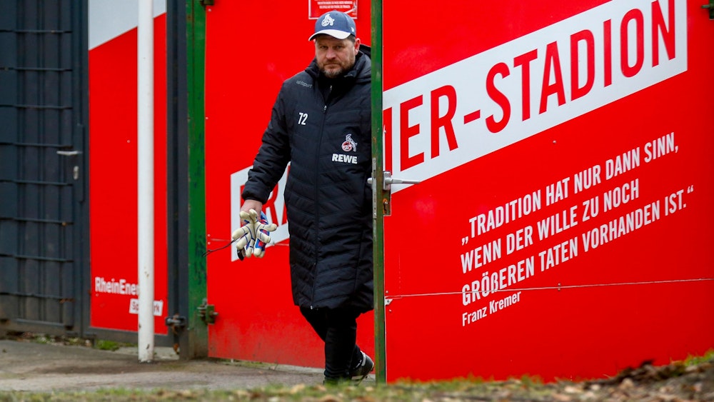 Steffen Baumgart kommt vom Abschlusstraining des 1. FC Köln.