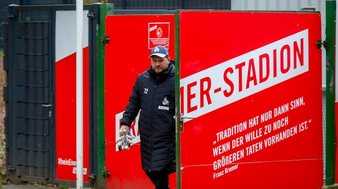 Steffen Baumgart kommt vom Abschlusstraining des 1. FC Köln.