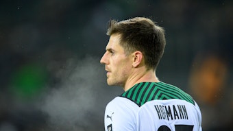 Nationalspieler Jonas Hofmann, hier zu sehen am 5. Dezember 2021 im Borussia-Park, steht vor seinem Comeback bei Borussia Mönchengladbach. Hofmann blickt auf das Spielgeschehen.