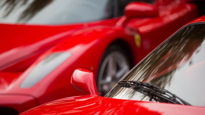 Ein Ferrari Enzo (hinten) und ein Ferrari F40 bei einer Autoshow in Essen 2016 (Symbolfoto).