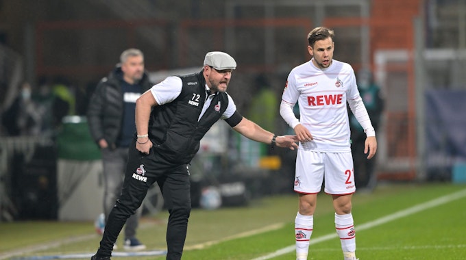 Kölns Trainer Steffen Baumgart gibt Louis Schaub (r) Anweisungen.