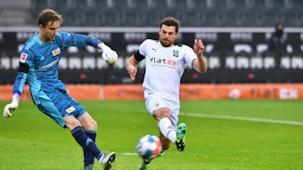 Nationalspieler Jonas Hofmann (r.) von Fußball-Bundesligist Borussia Mönchengladbach läuft beim Spiel gegen Union Berlin (22. Januar 2022) den gegnerischen Torhüter Frederik Rönnow (l.) an.