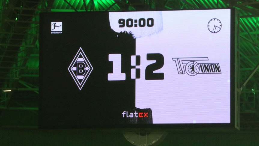 Die Anzeigetafel i Borussia-Park zeigt das Endergebnis zwischen Borussia Mönchengladbach und Union Berlin am 22. Januar 2022 an. Die Fohlen verloren knapp mit 1:2.