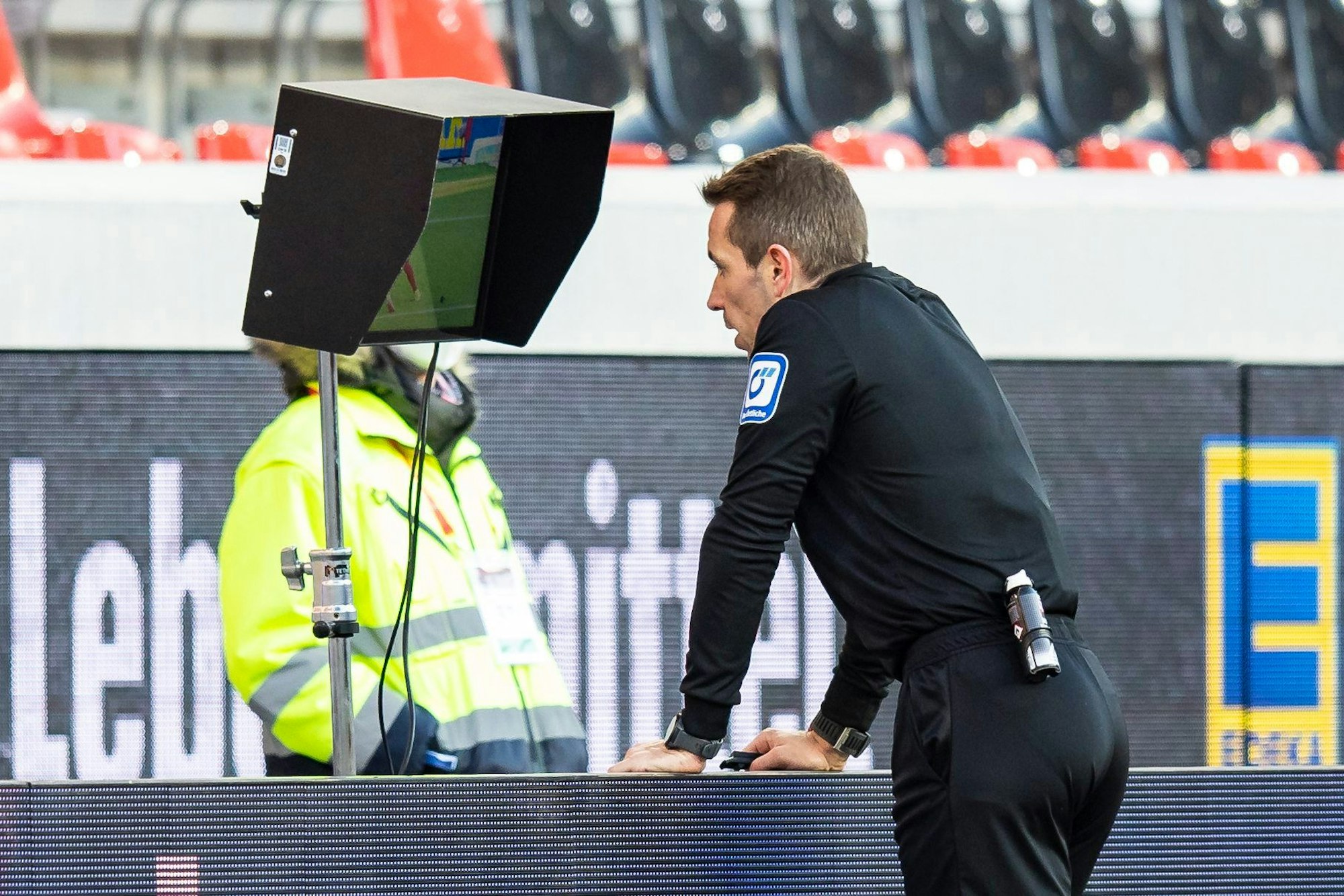 Schiedsrichter Tobias Stieler schaut sich den Videobeweis an und entscheidet auf keinen Elfmeter.