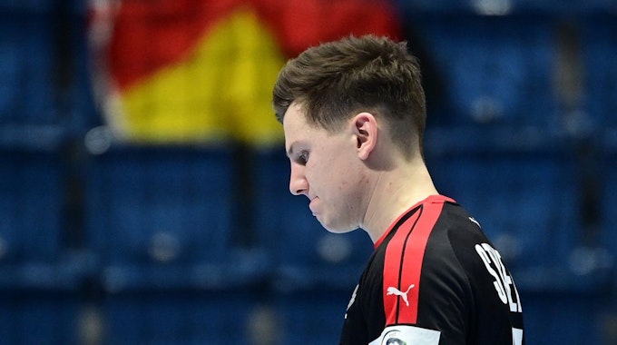 Christoph Steinert geht mit gesenktem Kopf bei der Handball-EM vom Feld.