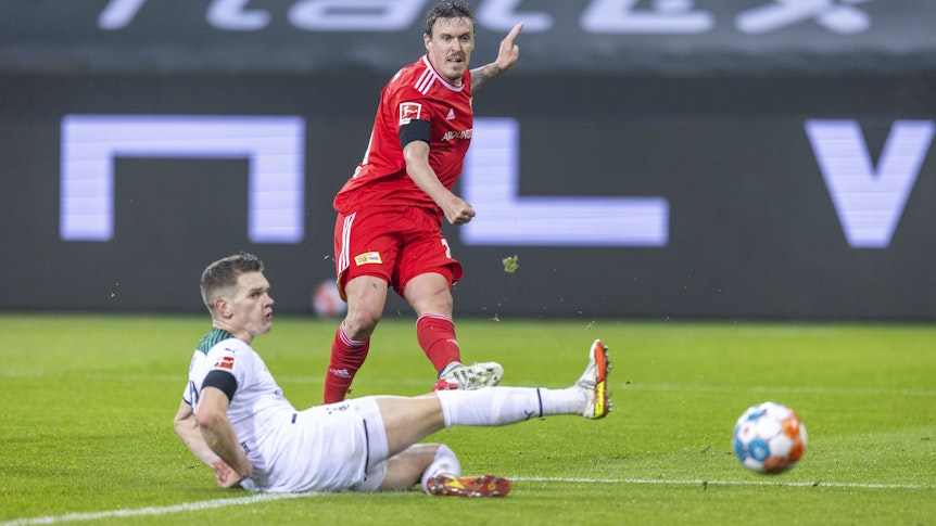 Tor zum 1:2 durch Unions Max Kruse gegen Matthias Ginter von Borussia Mönchengladbach am 22. Januar 2022 im Borussia-Park.