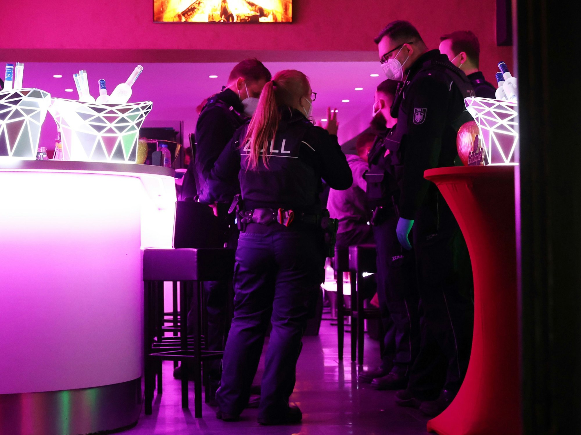 Abendliche Razzia von Zoll und Ordnungsamt, sie kontrollieren Shisha-Bars in der Innenstadt
Goldapfel auf der Zülpicher Str.