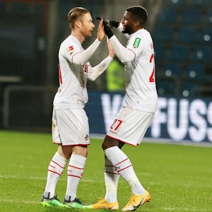 Florian Kainz und Anthony Modeste klatschen sich nach dem 2:1 des 1. FC Köln gegen den VfL Bochum ab.