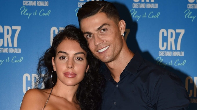 Georgina Rodríguez und Cristiano Ronaldo Arm in Arm.
