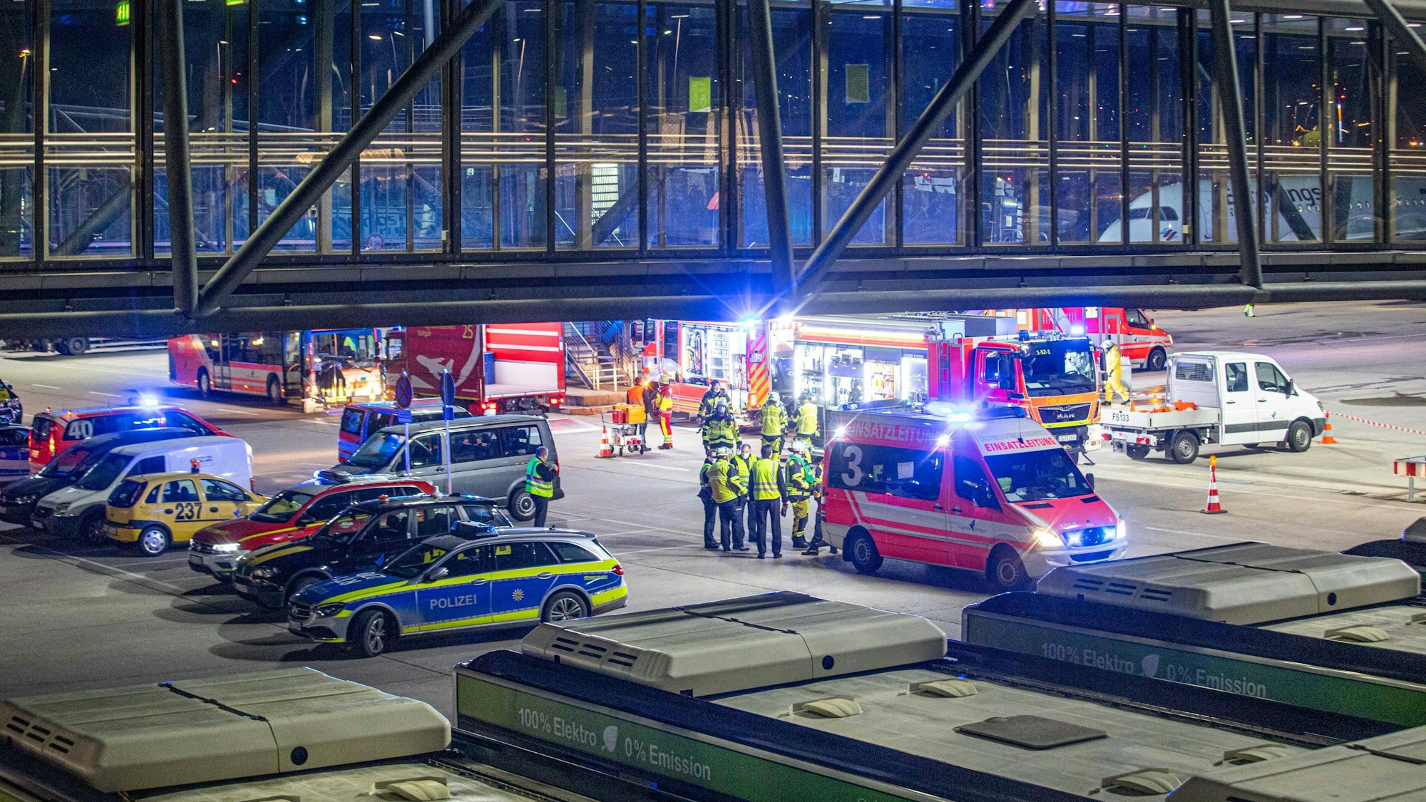 Die Feuerwehr war nach der Notlandung im Großeinsatz (hier ein Symbolfoto von einem anderen Einsatz an einem Flughafen).
