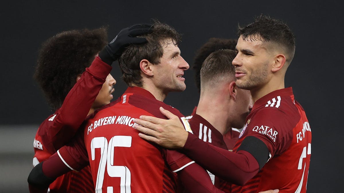 Thomas Müller,&nbsp;und Lucas Hernández feiern ein Bayern-Tor.