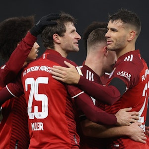 Thomas Müller, und Lucas Hernández feiern ein Bayern-Tor.