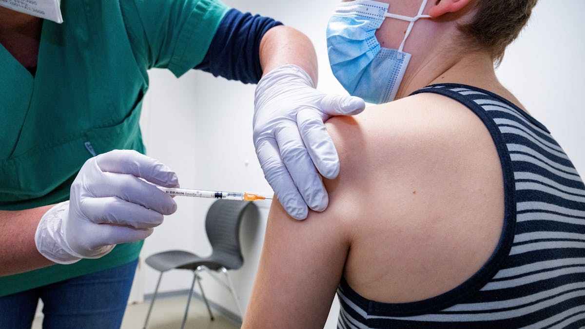 Ein Junge wird bei einem Impftermin im Impfzentrum des Landkreis Vorpommern-Greifswald beim Familienimpftag mit dem Impfstoff von Biontech/Pfizer geimpft.&nbsp;