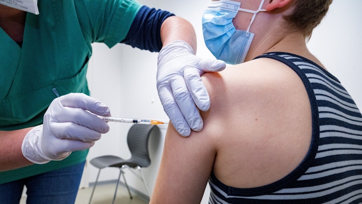 Ein Junge wird bei einem Impftermin im Impfzentrum des Landkreis Vorpommern-Greifswald beim Familienimpftag mit dem Impfstoff von Biontech/Pfizer geimpft.