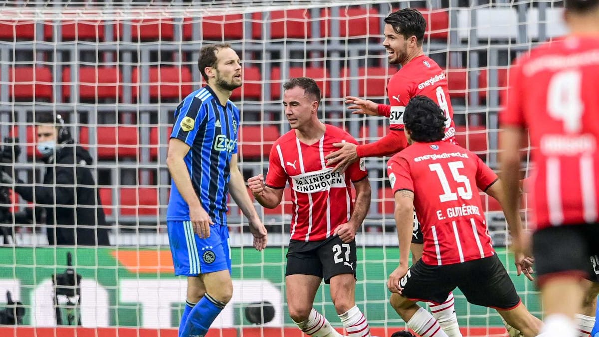 Mario Götze (M) vom PSV Eindhoven und seine Mitspieler feiern das 1:1 gegen Ajax Amsterdam.