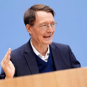 Karl Lauterbach (SPD), Bundesminister für Gesundheit, äußert sich im Januar 2022 in der Bundespressekonferenz zur aktuellen Corona-Lage.