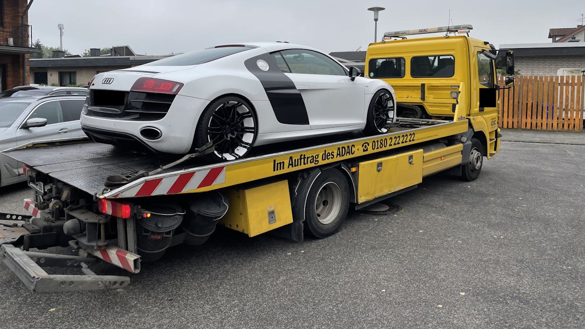 Ein Audi R8 wird nach einem illegalen Rennen von der Polizei sichergestellt und abtransportiert.