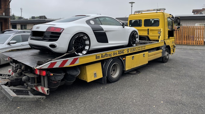 Ein Audi R8 wird nach einem illegalen Rennen von der Polizei sichergestellt und abtransportiert.
