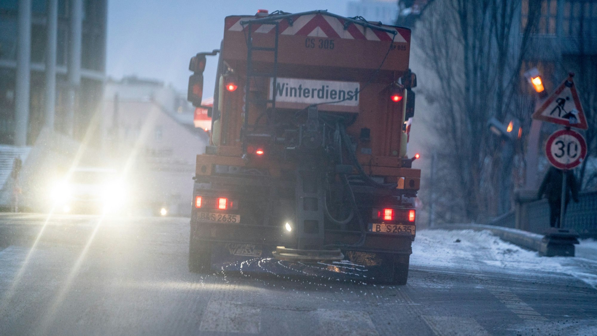Ein Streufahrzeug des Winterdienstes fährt am Morgen bei eisigen Temperaturen durch Berlin-Mitte.
