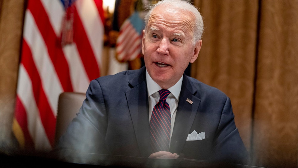 Joe Biden, Präsident der USA, spricht im Kabinettszimmer des Weißen Hauses.