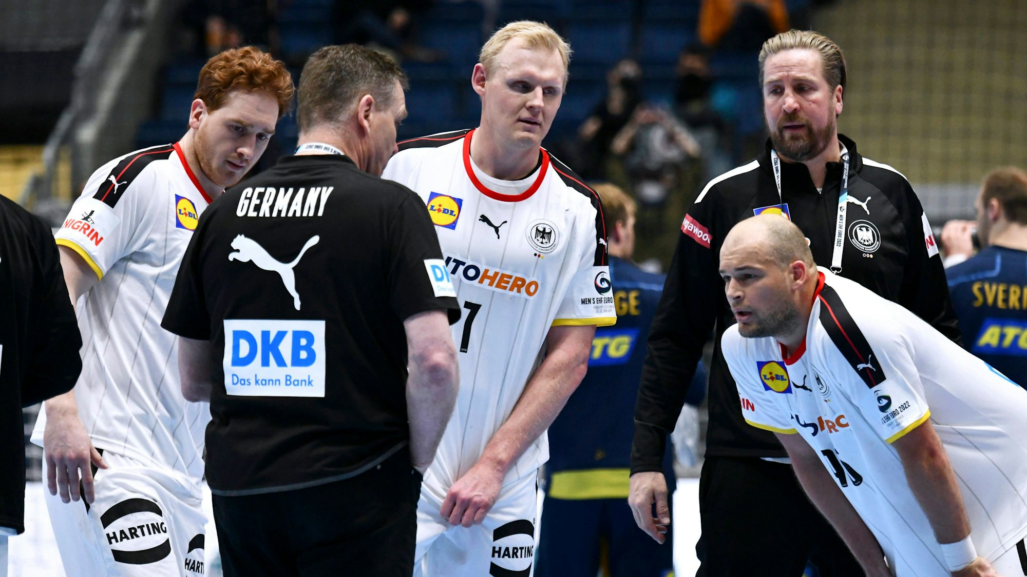 Auszeit bei der Handball-EM: Bundestrainer Alfred Gislason spricht mit seinen Spielern.