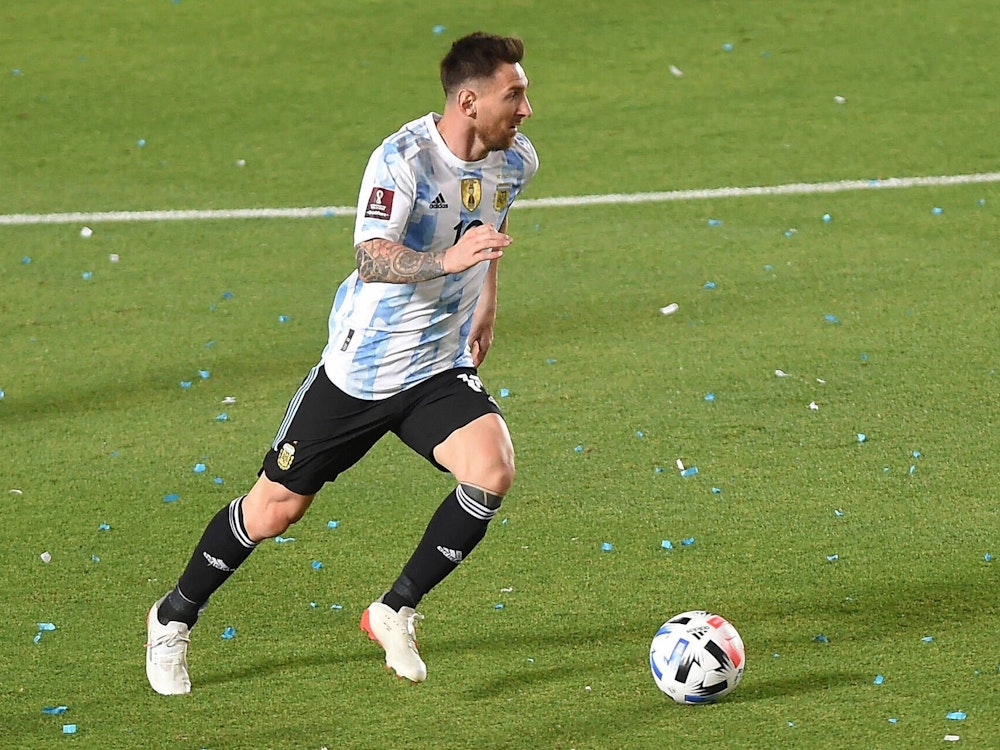 Lionel Messi, der das Trikot der argentinischen Nationalmannschaft trägt, führt den Ball.