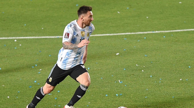 Lionel Messi, der das Trikot der argentinischen Nationalmannschaft trägt, führt den Ball.