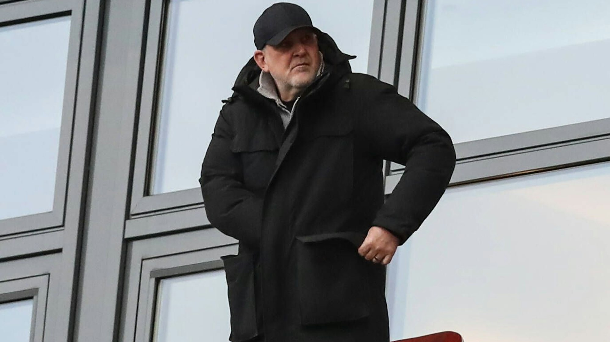 Manager Jörg Schmadtke vom VfL Wolfsburg schaut auf das Spielfeld.