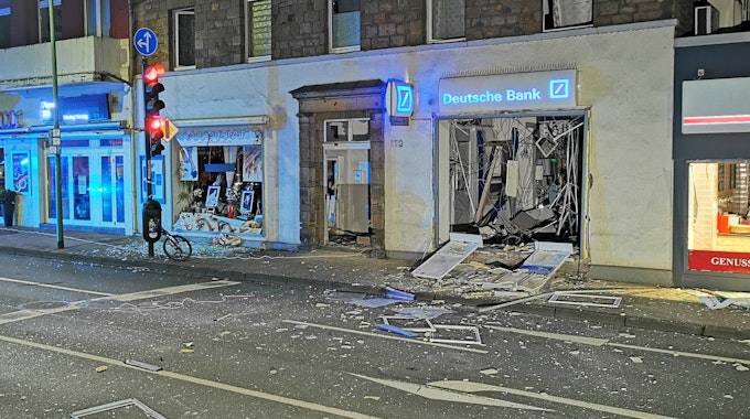Blick auf die durch die Explosion verwüstete Deutsche Bank-Filiale in Essen.