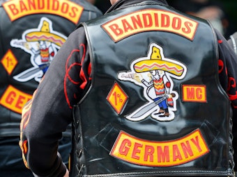„Bandidos Germany“ steht auf dem Rücken von Westen, die Mitglieder des Motorradclubs «Bandidos» tragen.