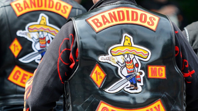„Bandidos Germany“ steht auf dem Rücken von Westen, die Mitglieder des Motorradclubs «Bandidos» tragen.&nbsp;