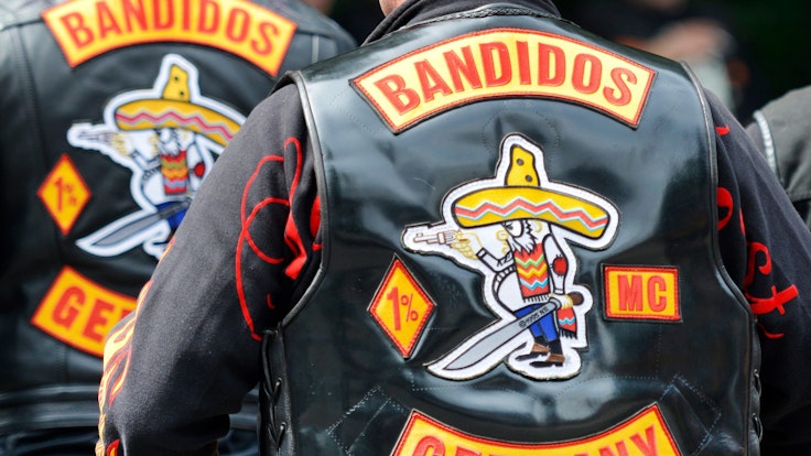 "Bandidos Germany" steht auf dem Rücken von Westen, die zwei Mitglieder des Motorradclubs Bandidos tragen.