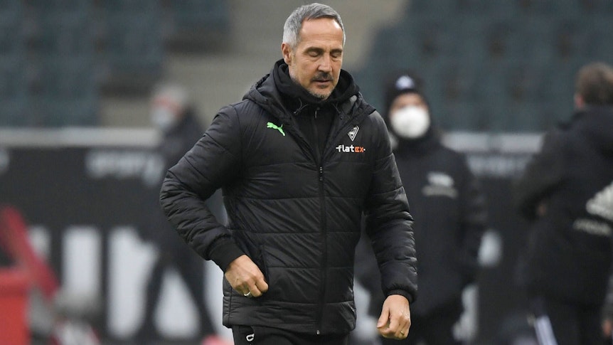 Adi Hütter, Trainer von Borussia Mönchengladbach, schaut am 22. Januar 2022 im Borussia-Park traurig Richtung Boden.