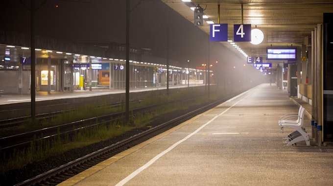 Menschenleer ist am frühen Morgen ein Bahnsteig im Hauptbahnhof von Hannover.