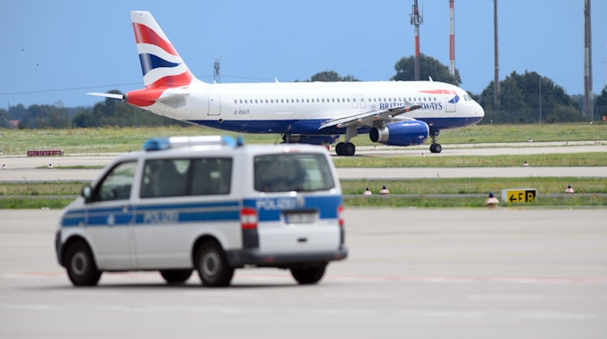Ein Airbus A320 der Fluggesellschaft British Airways wartet auf der Südbahn des Flughafens Berlin Brandenburg „Willy Brandt“ auf die Startfreigabe.