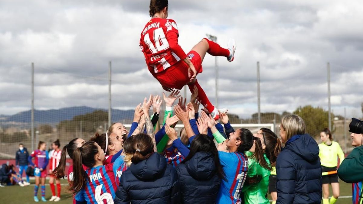 Die Spielerinnen des FC Barcelona lassen nach dem spanischen Supercup Gegnerin Virginia Torrecilla hochleben.