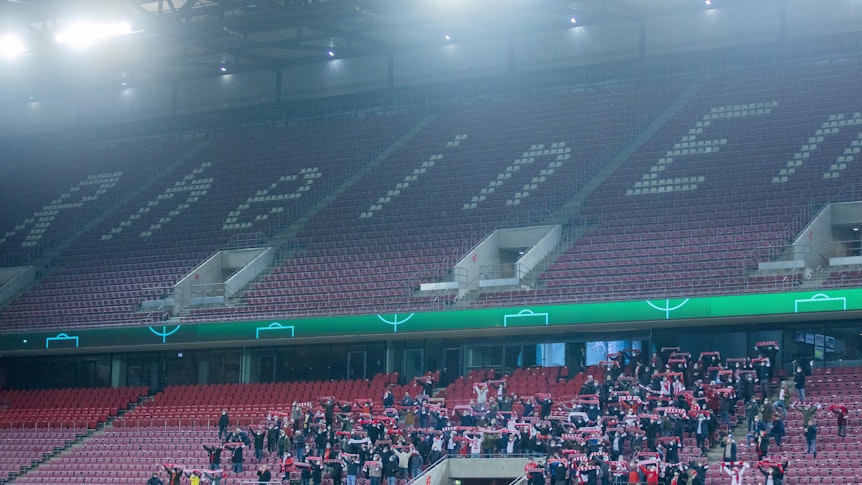 Blick auf die Tribüne des Rhein-Energie-Stadions mit einigen wenigen Fans