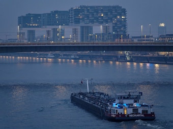Ein Frachtschiff fährt auf dem Rhein nach Süden.