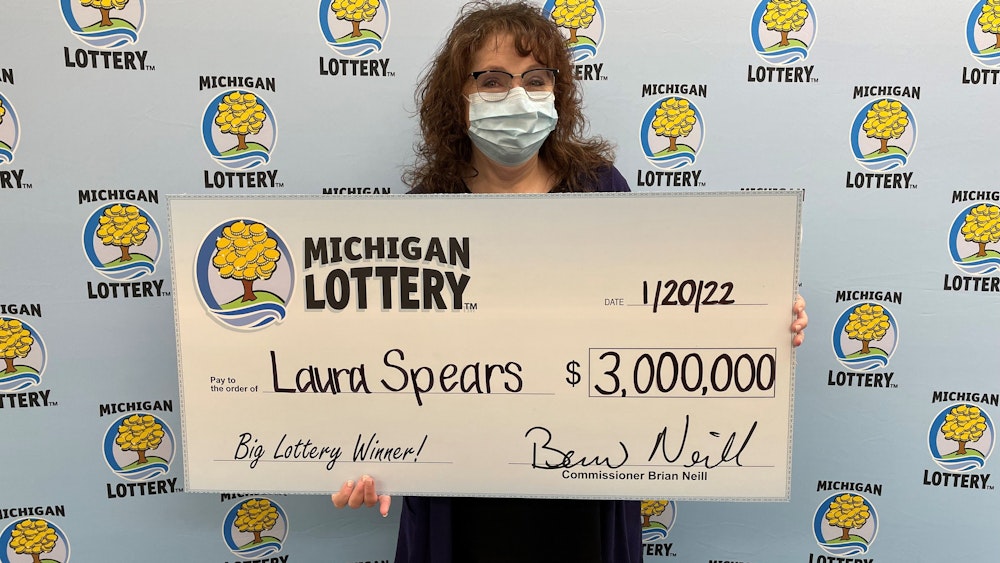 Laura Spears mit ihrem Lottogewinn bei der „Michigan Lottery“.